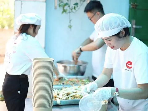 Cô trò cùng nhóm lửa yêu thương cho Bếp sẻ chia