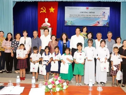 Tiền Giang: Trao 100 suất học bổng cho học sinh khuyết tật, mồ côi có hoàn cảnh khó khăn