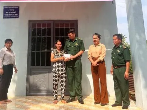 Bàn giao nhà đại đoàn kết 'Vì biên cương Tổ quốc'