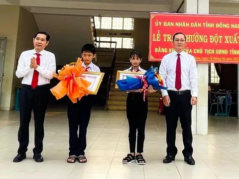 Trao Bằng khen cho 2 học sinh nhặt được của rơi trị giá hàng trăm triệu trả lại người mất