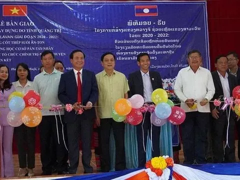 Quảng Trị xây tặng trường học, cầu dân sinh, trao nhà đại đoàn kết tại Salavan – Lào