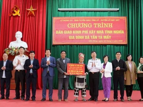 Lào Cai: Trao kinh phí xây dựng nhà tình nghĩa tại huyện Bát Xát