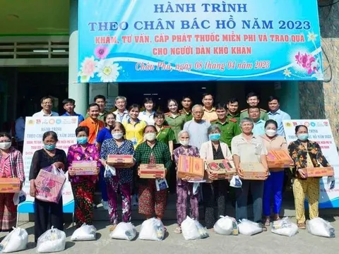 Công an An Giang khám, cấp thuốc miễn phí cho người nghèo