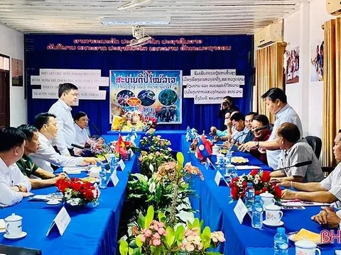 Lãnh đạo Hương Khê chúc tết Đảng bộ và Nhân dân huyện NaKai