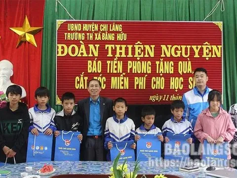 Lạng Sơn: Đoàn thiện nguyện thăm, tặng quà tại xã Bằng Hữu
