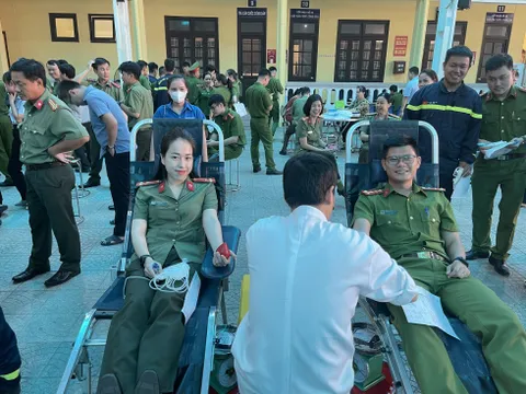 Hàng trăm chiến sĩ công an Thừa Thiên - Huế hiến máu cứu người