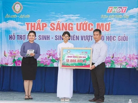 Đồng Tháp: Trao học bổng 'Thắp sáng ước mơ' tặng học sinh Ngô Thị Kiều Oanh