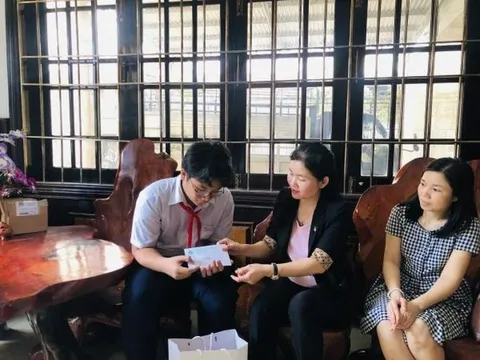 Phó Chủ tịch Hội LHPN Việt Nam Tôn Ngọc Hạnh thăm trẻ mồ côi do Covid-19 tại Khánh Hòa