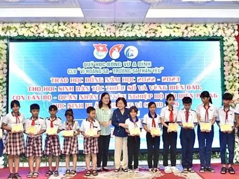 Trao học bổng Vừ A Dính tặng học sinh hoàn cảnh khó khăn tại Bạc Liêu