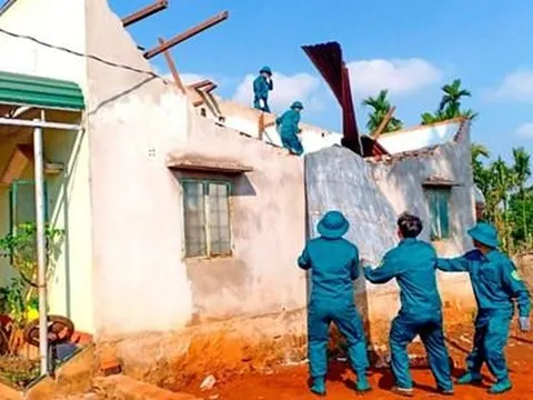 Chiến sĩ sao vuông nỗ lực giúp dân sau dông, lốc