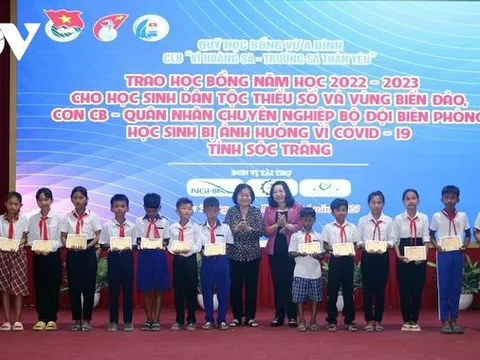 Trao 113 suất học bổng Vừ A Dính cho học sinh ở Sóc Trăng