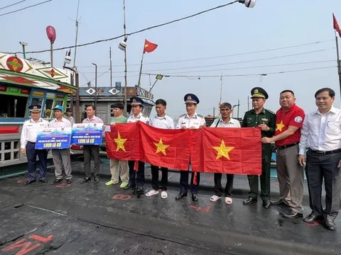 Trao 2.000 lá cờ Tổ quốc cùng túi thuốc y tế cho ngư dân tỉnh Thừa Thiên - Huế