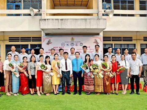 Thăm chúc Tết cổ truyền giáo viên người dân tộc Khmer