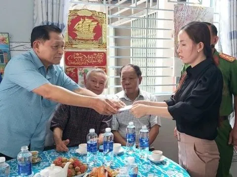 Thăm, tặng quà các gia đình thương binh, liệt sĩ