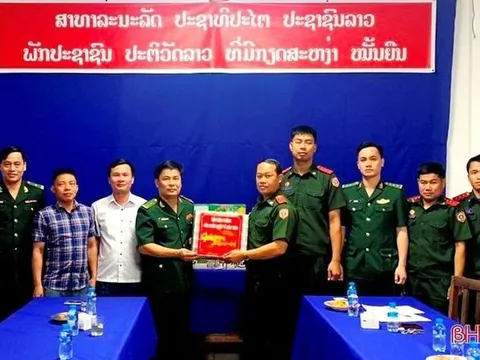 Các đơn vị biên phòng Hà Tĩnh chúc tết Bunpimay