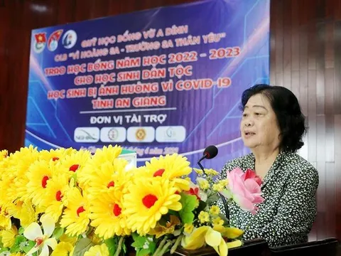 Trao 50 suất Học bổng Vừ A Dính cho học sinh Tịnh Biên, An Giang