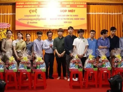 TP.HCM: Chính quyền Q.3 tặng quà đến đồng bào dân tộc Khmer nhân dịp tết cổ truyền