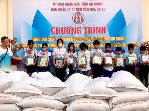 An Giang: Trao tặng 300 phần quà cho người dân và học sinh khó khăn
