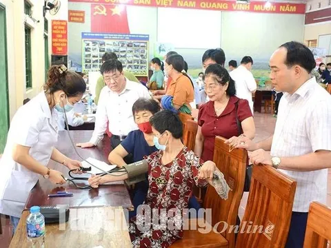 Tuyên Quang: Khám, cấp phát thuốc miễn phí và tặng quà cho gần 350 đối tượng người khuyết tật, hộ nghèo xã Thượng Lâm