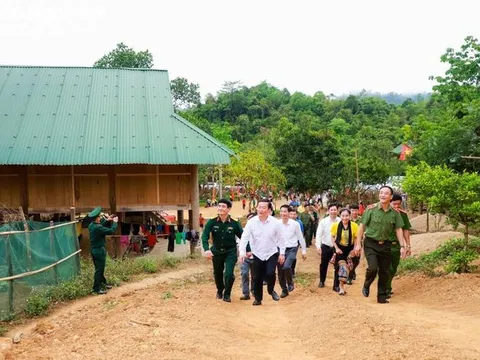 Nghệ An; Chủ tịch UBND tỉnh bàn giao nhà cho người nghèo tại xã biên giới Tri Lễ, Quế Phong