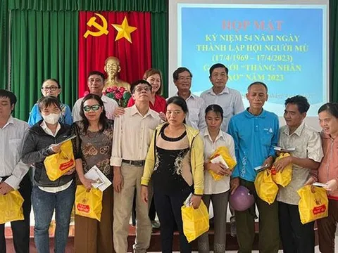 Đồng Tháp: Trao tặng quà cho người khiếm thị