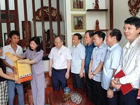Trưởng Ban Dân vận Tỉnh ủy, Chủ tịch Ủy ban MTTQ tỉnh Thanh Hóa tặng quà cho người khuyết tật và trẻ mồ côi huyện Đông Sơn
