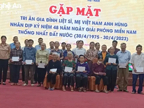 Trao tặng quà cho Mẹ Việt Nam anh hùng, gia đình liệt sĩ nhân kỷ niệm 48 năm ngày thống nhất đất nước