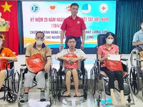 Hội Chữ thập đỏ tỉnh Bắc Giang trao 20 suất quà cho bệnh nhân khuyết tật tại Bệnh viện Đa khoa Anh Quất