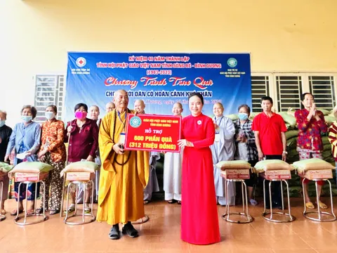 Bình Dương: Trao tặng 600 phần quà cho người dân khó khăn