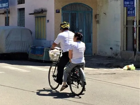 Chuyện về người chồng cõng vợ đi chơi ...