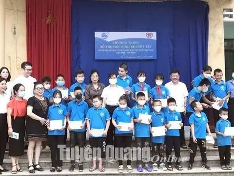 Sẻ chia nỗi bất hạnh cùng các em học sinh khuyết tật tại Tuyên Quang