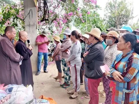 Ban Từ thiện thiền viện Vạn Hạnh trao quà đến học sinh, hộ nghèo tại tỉnh Đồng Nai