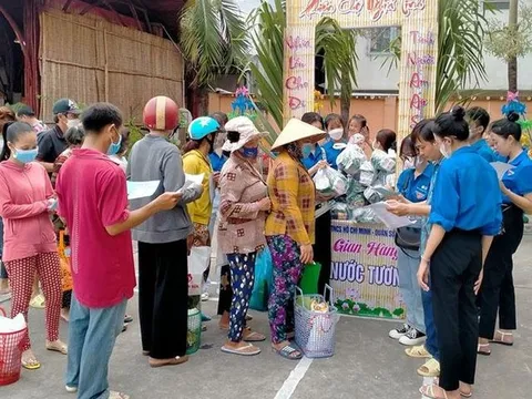 'Phiên chợ nghĩa tình' phục vụ miễn phí 70 hộ dân khó khăn