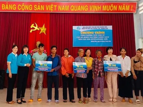 Trao phương tiện sinh kế cho các hộ nghèo thuộc diện chính sách