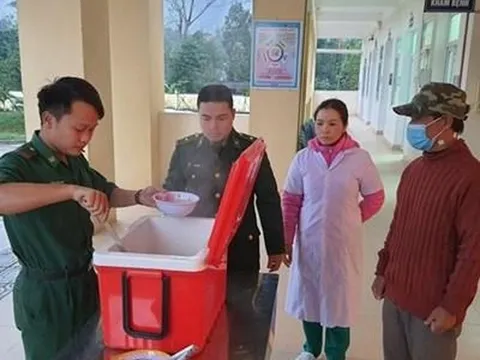 Cháo 'nghĩa tình' của Bộ đội Biên phòng