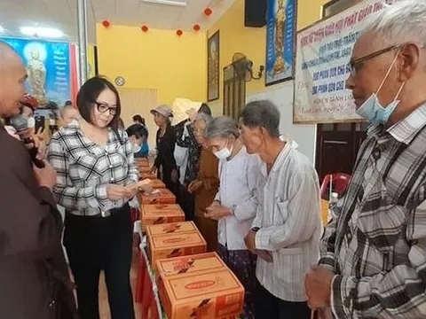 Bình Thuận: Ban Từ thiện xã hội Phật giáo TX.La Gi tặng 900 phần quà đến người nghèo