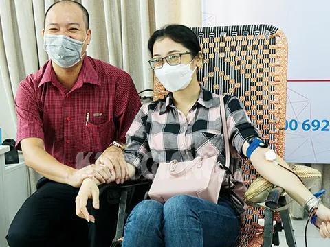 Vợ chồng đồng lòng hiến máu cứu người