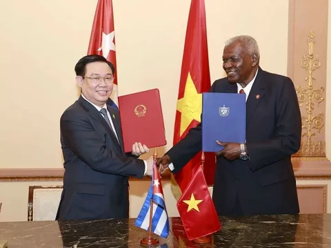 Việt Nam dành tặng Cuba 5.000 tấn gạo, 300 máy tính bảng