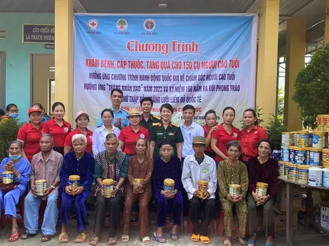 Đà Nẵng: Khám bệnh nhân đạo và tặng quà cho đối  tượng khó khăn