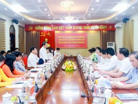 Trao 4 tỷ đồng làm nhà cho đồng bào dân tộc thiểu số nghèo ở Nghệ An