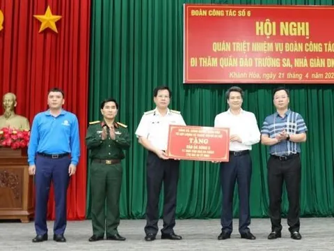 Đoàn công tác của Hà Nội thăm cán bộ, chiến sĩ và nhân dân Trường Sa