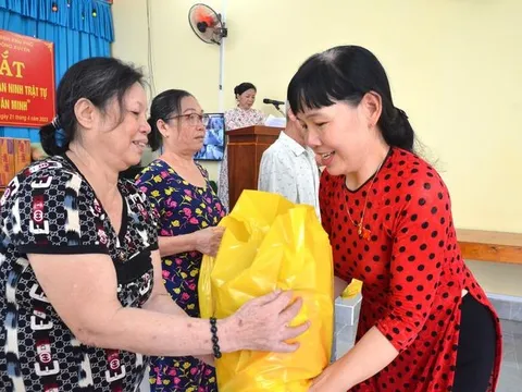 Bà Rịa - Vũng Tàu: Tặng 54 phần quà cho các hộ dân khó khăn ở phường Rạch Dừa