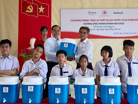 Trao thiết bị lọc nước và sữa cho các em học sinh Trường Dạy trẻ khuyết tật TP.Cần Thơ