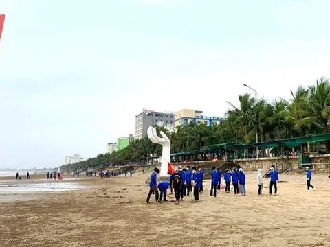 Thanh Hóa: Ra quân tổng dọn vệ sinh môi trường bãi biển Hải Tiến