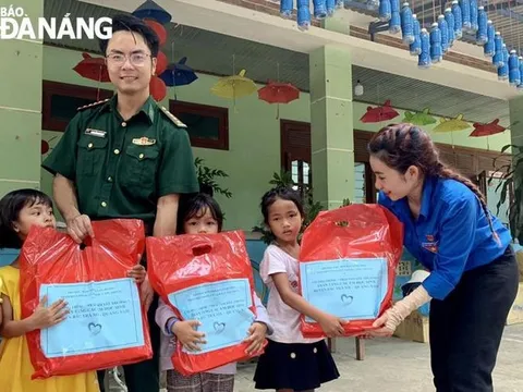 Trao quà cho học sinh có hoàn cảnh khó khăn tại huyện Bắc Trà My, Quảng Nam
