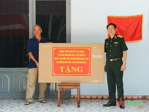 Thượng tướng Nguyễn Tân Cương dự lễ trao nhà Chữ thập đỏ tặng hộ nghèo tại tỉnh Bình Dương