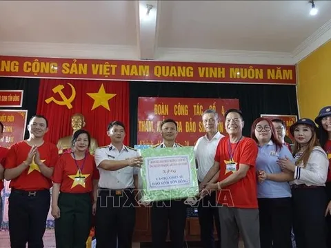 Kiều bào từ 22 quốc gia trên thế giới về với Trường Sa và Nhà giàn DK1