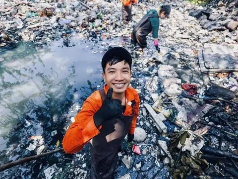 Làn sóng người trẻ 'biến hình' thành công nhân dọn rác: Đằm mình trong kênh đen hôi thối để cứu môi trường