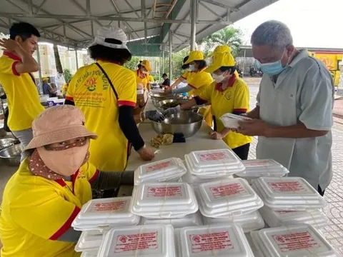 Hội Từ thiện chùa Tường Nguyên tổ chức khám bệnh, tặng quà, suất cơm đến người nghèo