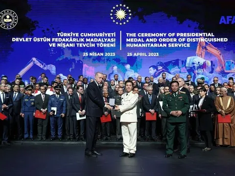Đoàn cứu nạn cứu hộ Việt Nam nhận Huân chương vì sự cống hiến cao cả của đất nước Thổ Nhĩ Kỳ